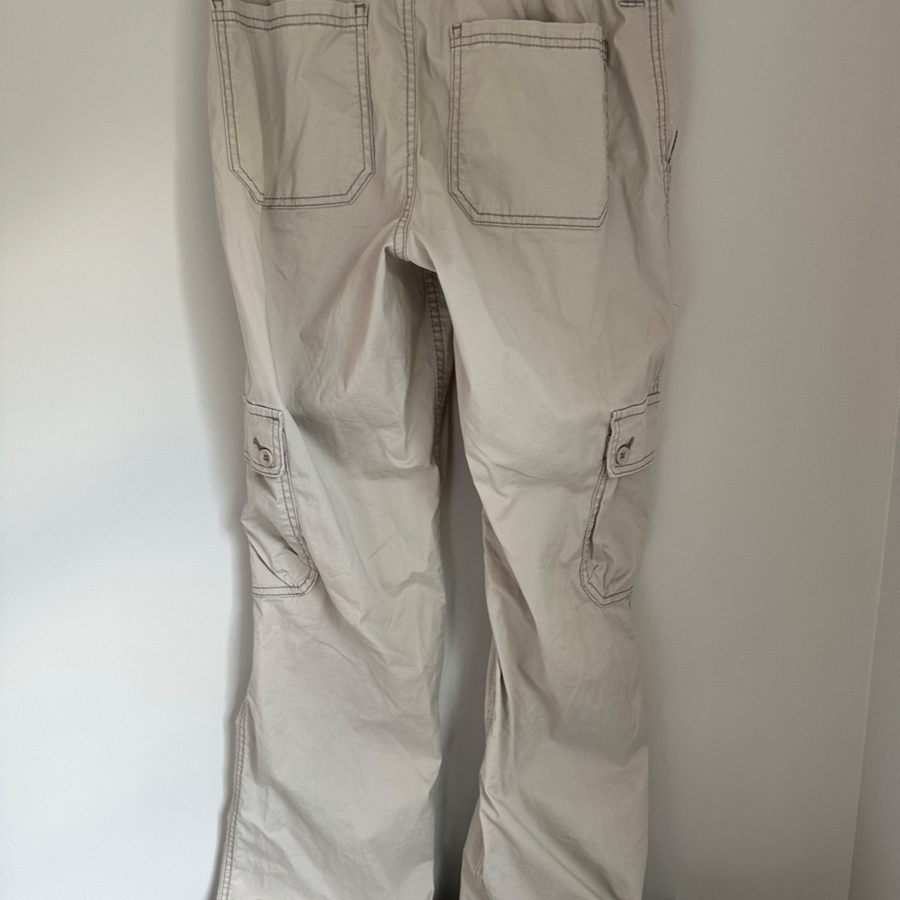 Hollister Mid-Rise Relaxed Bootcut Chinos — Khaki | Size 6R | New With Tags - Picture 4 of 4